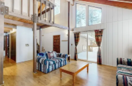 距離塔霍唐納滑雪度假村不到2英里：寧靜的度假屋