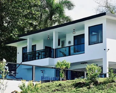 Private Pickleball Oasis + Pool – 15 Min to Beaches & El Yunque, 30 Min Airport Hotels in Zarzal