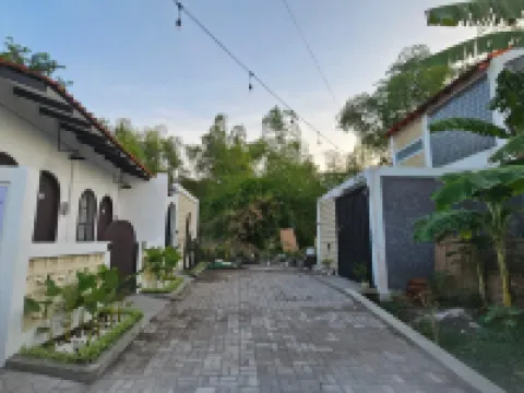 Luxury Room 2 with Pool @ Pondok Raima Kebomas otelleri