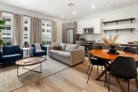 Elegant 2BR - 2BA Oasis with Pool & Gym - con encanto