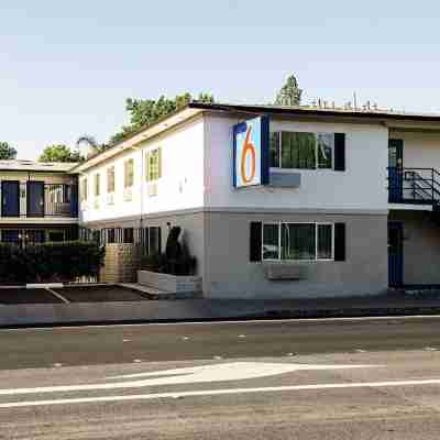 Motel 6 Modesto, CA - Downtown Hotel Exterior