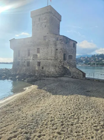 Rapallo 2-Bed Apt, Sleeps 5 with Hot Tub