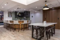 Hilton Garden Inn Auburn Riverwatch - С баром