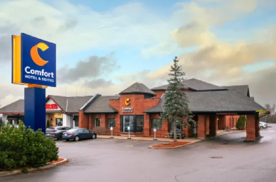 Comfort Hotel & Suites Hotel di 