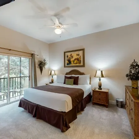 Spacious Resort Condo on Lake 10 Min from Disney-Fab Amenities100+ 5 Star Review