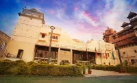 MPT Sheesh Mahal, Orchha - Boutique