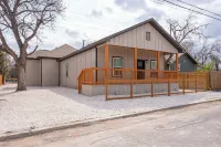 Perfect 2br/2ba Base: Clean, Modern, Near Downtown Hotels in 
