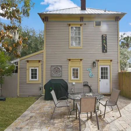 Walk to Downtown Near Beaches Cozy Historic Retreat
