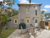 Walk to Downtown Near Beaches Cozy Historic Retreat