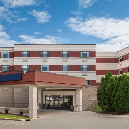 Royle Hotel Milwaukee Airport