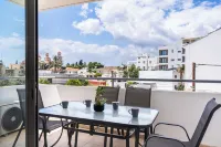 2BR Apt Near Larnaca Beach & Center Hotel a 