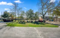Stylish Studio Near Downtown Attractions