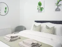 Sleeps 4, Great for Groups, Free Parking Kent Hotels in Gillingham