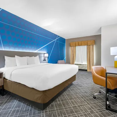Comfort Suites Near Indianapolis Airport Отели рядом с достопримечательностью «Концертная площадка Old National Centre»