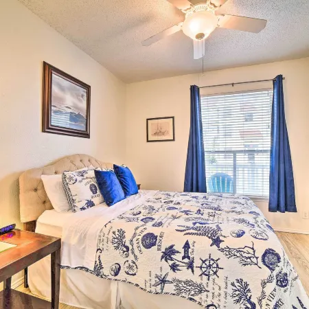 Corpus Christi Condo - Walk to Whitecap Beach!