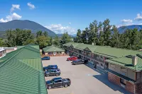 SureStay Plus Hotel by Best Western Salmon Arm - Parkplatz