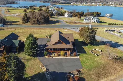 Dog-friendly, Lake View Cabin w/ Furnished Decks, Ping-pong & Darts - 3-Sterne