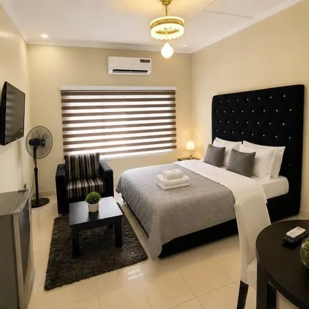 Top Nosh Lounge and Bar
