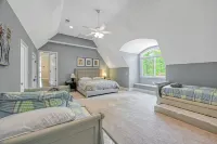 Spacious Waterfront House With Private hot Tub, Sauna, Pool Table - 4-Star