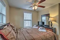 Family Poconos Home w/ Decks, 6 Mi to Skiing! - Kylpylä