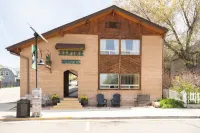 The Alpine Motel - parking