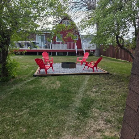 Beachy Keen 2 steps away from lake where rustic meets charm. Pet friendly.