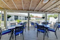 Resort Retreat w/ Pools! 6 Mi to Bradenton Beach - Kitchen