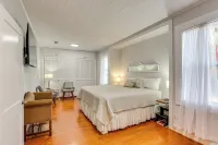 Palm Cottage: Walk to Darien Waterfront & Fort - WiFi