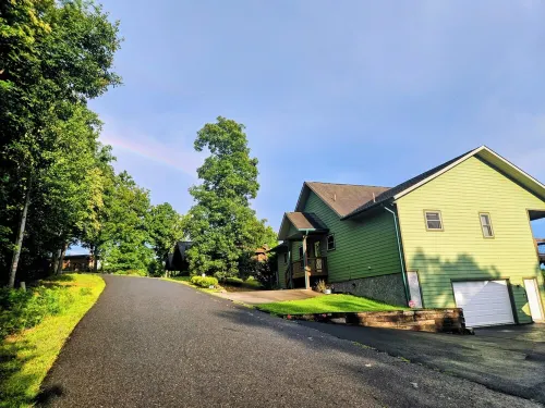 Mountain Views All Year! Charming 3-Bed Cabin Just Minutes from Downtown - Vuoristonäköala