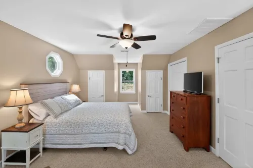 Spacious 4 BR Retreat Near Lake Norman With Deck - Homestays