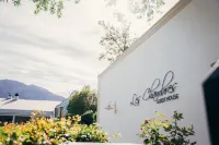 Les Chambres Guest House - Bed and Breakfasts