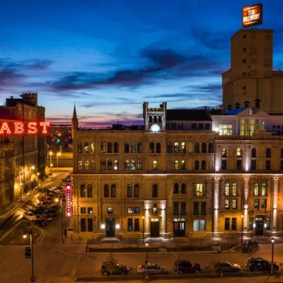 ذا بروهاوس إن آند سويتس Hotels near مركز ويسكونسن