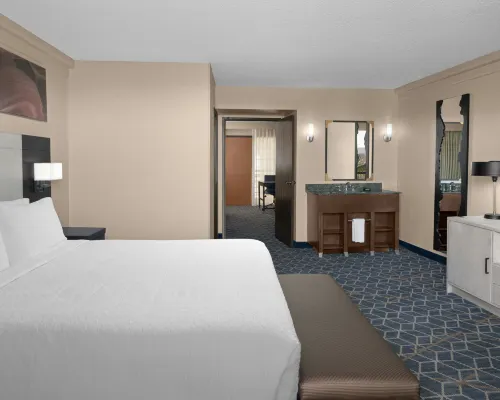 Embassy Suites by Hilton Phoenix Biltmore Rooms Photos