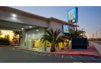 Motel 6 Victorville, CA - Apple Valley - parking