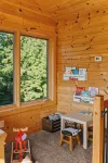 Northern Comfort Overlooking Caribou Lake- Spacious and Secluded - de charme