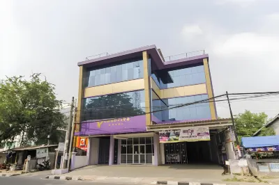 RedDoorz Plus Near Stasiun Bekasi Hotels in East Bekasi