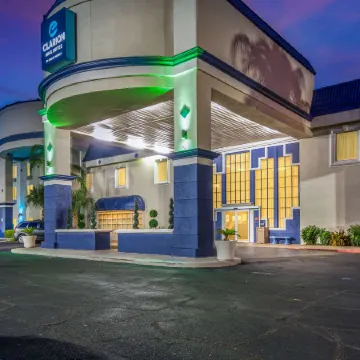 Clarion Inn & Suites Central Clearwater Beach