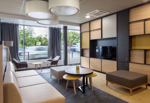 깔끔한 호텔 객실 이미지