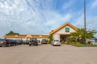 Quality Inn & Suites Escanaba North - parking