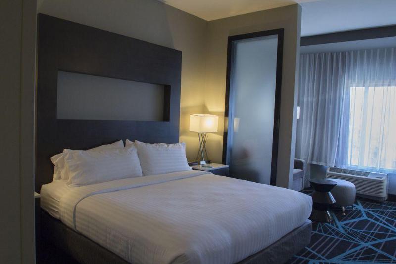 Holiday Inn Express & Suites - Charlotte Airport, an Ihg Hotel