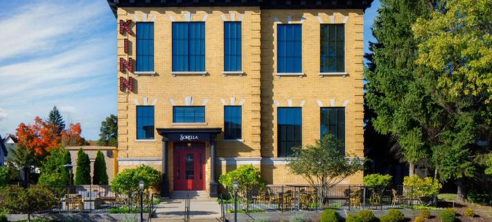 Kinn Guesthouse Bay View Hotels in Milwaukee
