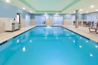 Holiday Inn Express & Suites MILAN – SANDUSKY AREA by IHG - piscina