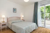 MÉDICIS Home Dijon les Petites Roches Hotels in Longvic