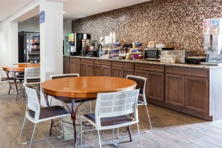 Microtel Inn & Suites by Wyndham Ardmore Отели рядом с достопримечательностью «Публичная библиотека Ардмор»