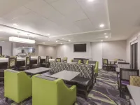 La Quinta Inn & Suites by Wyndham Columbus North Hotels in Columbus