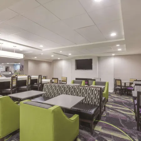 La Quinta Inn & Suites by Wyndham Columbus North Отели в г. Колумбус