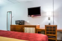 Econo Lodge - 2-Star