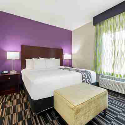 La Quinta Inn & Suites by Wyndham Bridge City Rooms