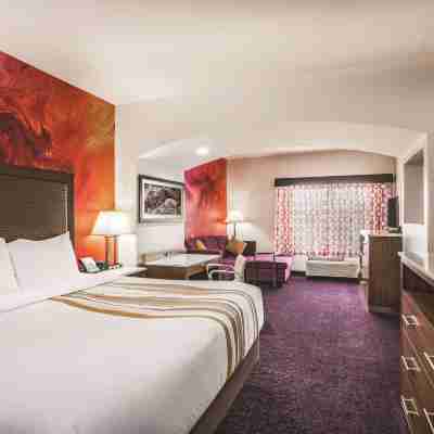 La Quinta Inn & Suites by Wyndham Chambersburg Rooms
