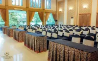 Raden Wijaya Hotel & Convention Các khách sạn ở Magersari